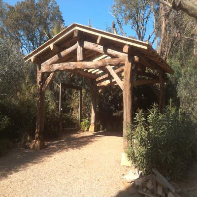 Abri de voitures avec charpente en vieux bois